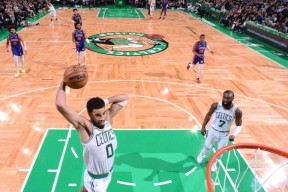 YABO-塔图姆回归赛场，突破纪录首场状态亮眼，G2观众沸腾！的简单介绍