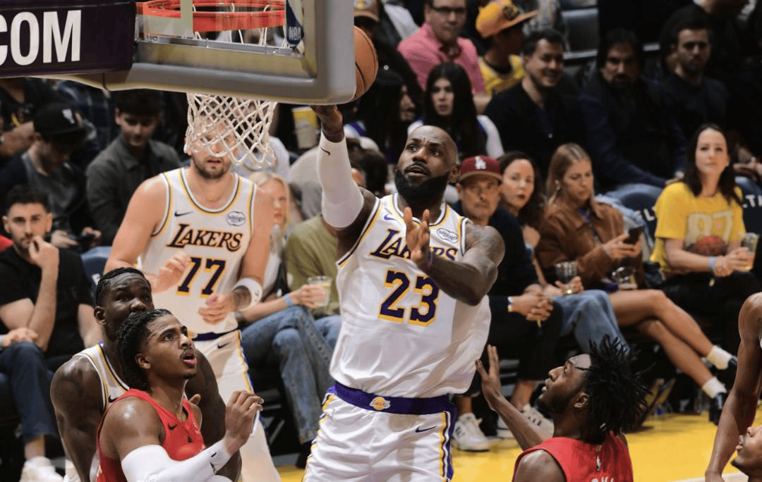  詹姆斯在拜仁比赛中大胜,突破纪录引发热议的是谁 